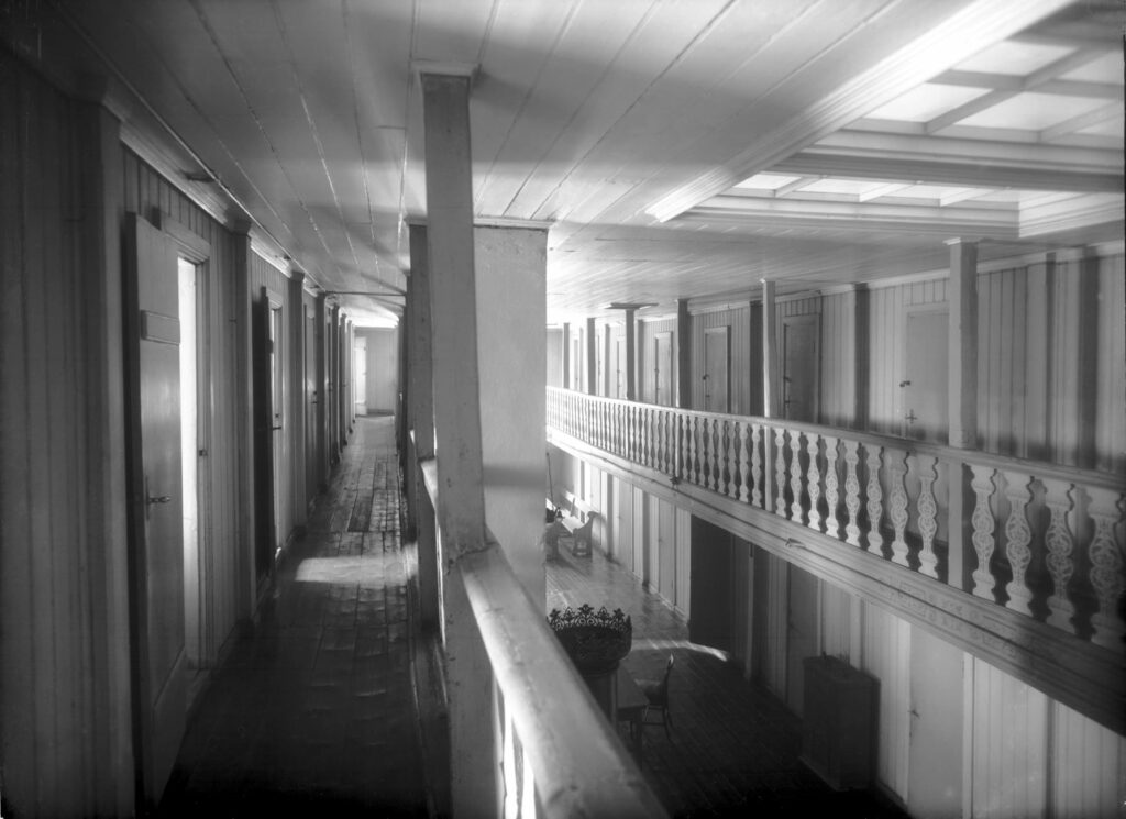 From the hospital's main ward in the 1930's. Photo: Olav Espevoll © University Museum of Bergen. CC BY-SA 4.0
