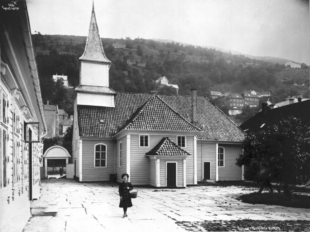 St. Jørgen's Church. Photo: Anders Beer Wilse. Norsk Folkemuseum.