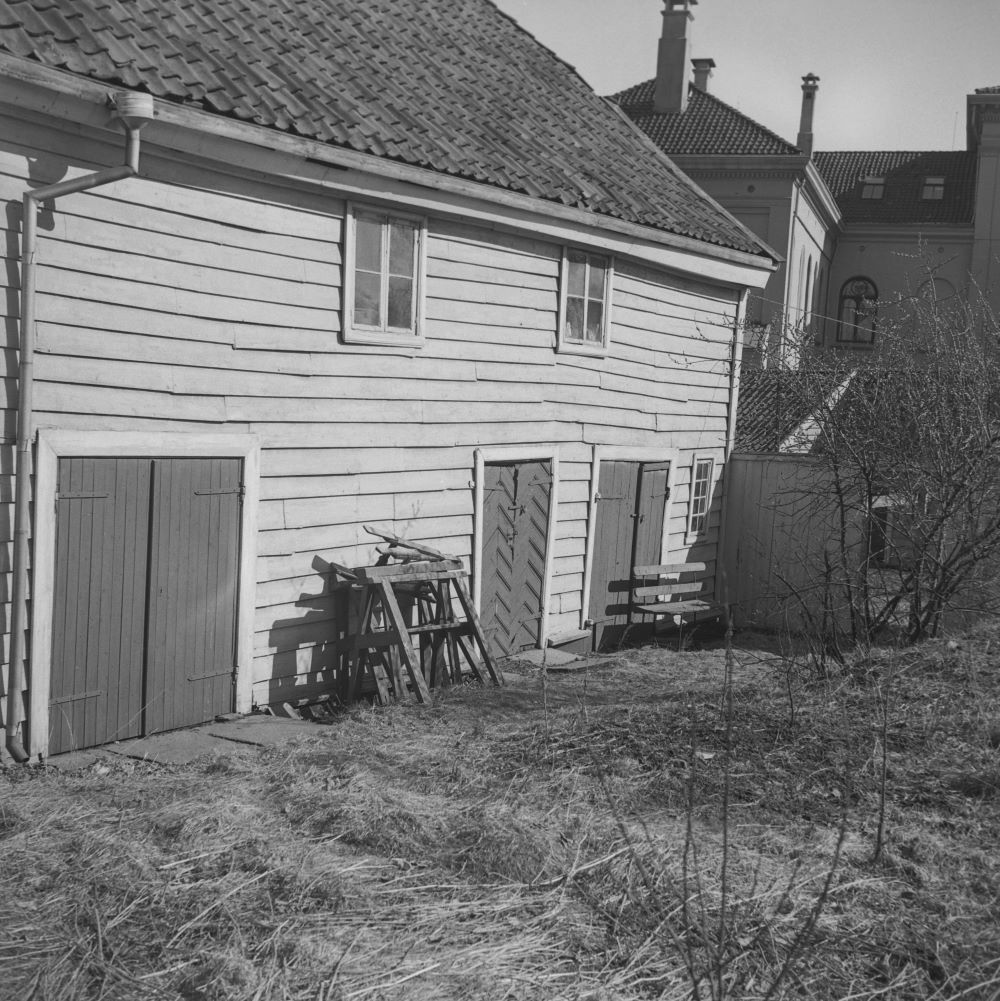 Cowshed and garden in the 1950's. Photo: Gustav Brosing. University of Bergen Library.