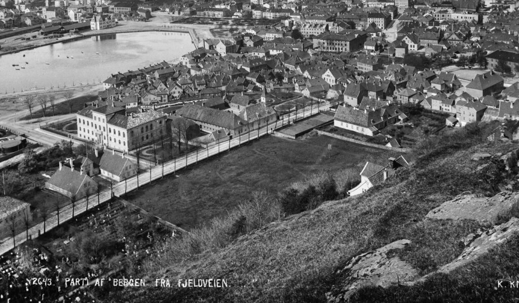 The hospital pasture and St. Jacob's cemetery. Cropped photo: Knud Knudsen. University of Bergen Library.