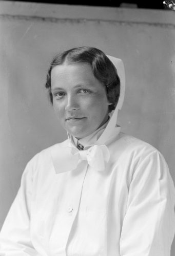 Nurse at Pleiestiftelsen hospital. Photo: Atelier Knud Knudsen. University of Bergen Library.