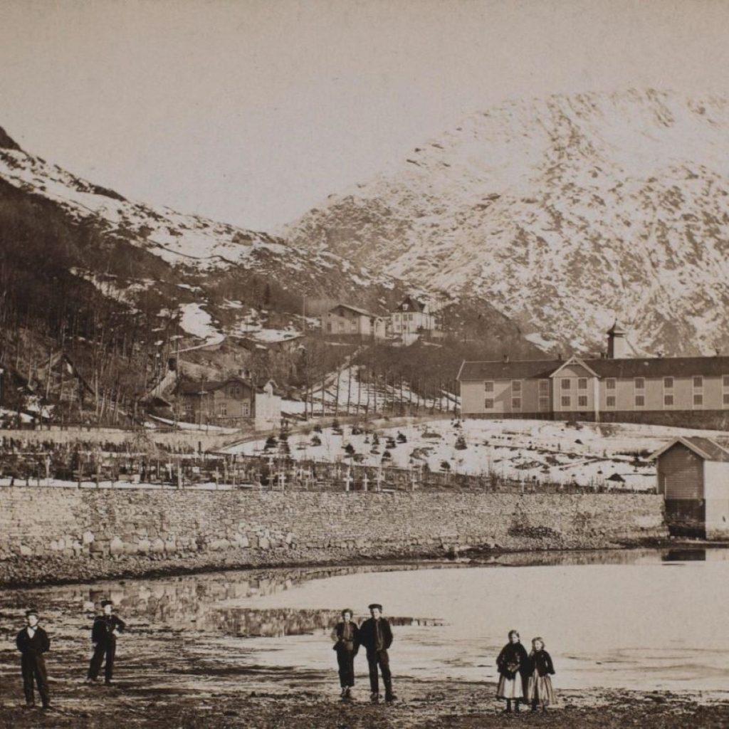 The Pleiestiftelsen hospital and nearby cemetery. Cropped photo: Marcus Selmer. University of Bergen Library.