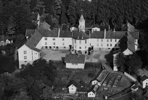Pleiestiftelsen hospital. Cropped photo: Widerøe's Flyveselskap A/S. University of Bergen Library.