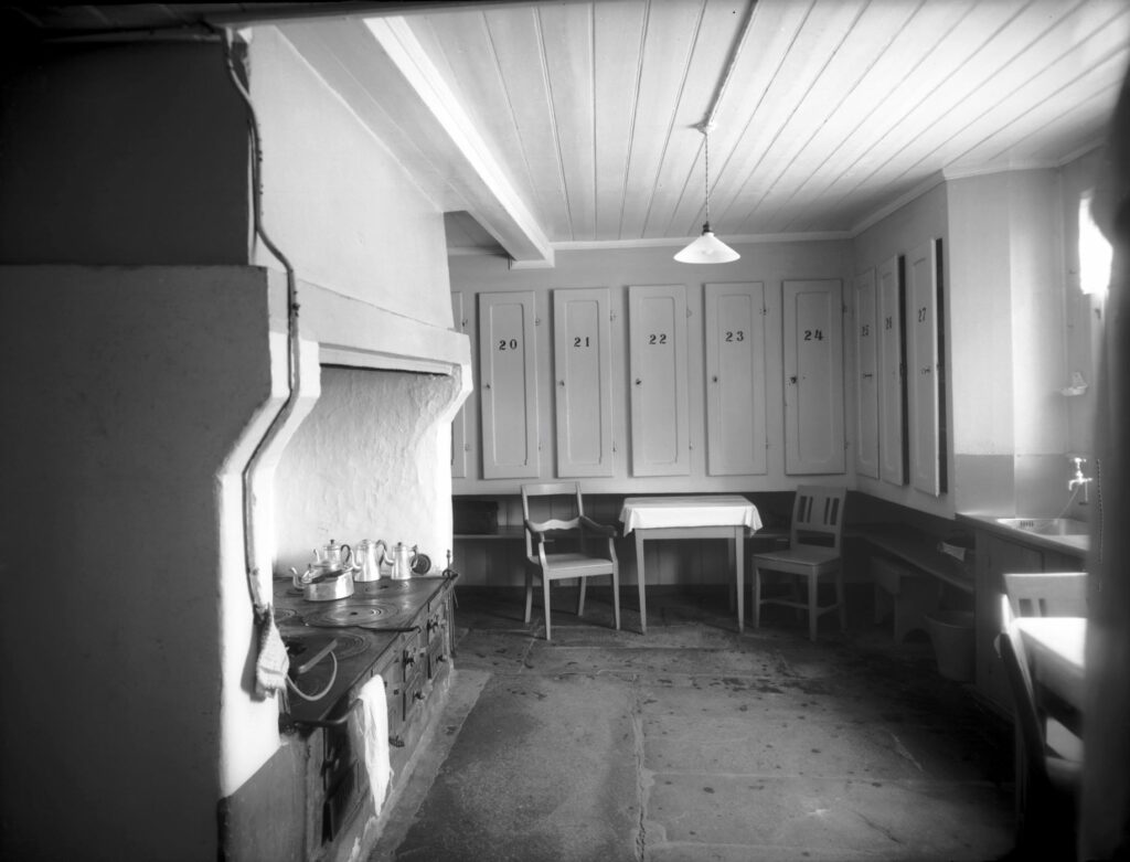 One of the kitchens in the 1930's. Photo: Olav Espevoll © University Museum of Bergen. CC BY-SA 4.0