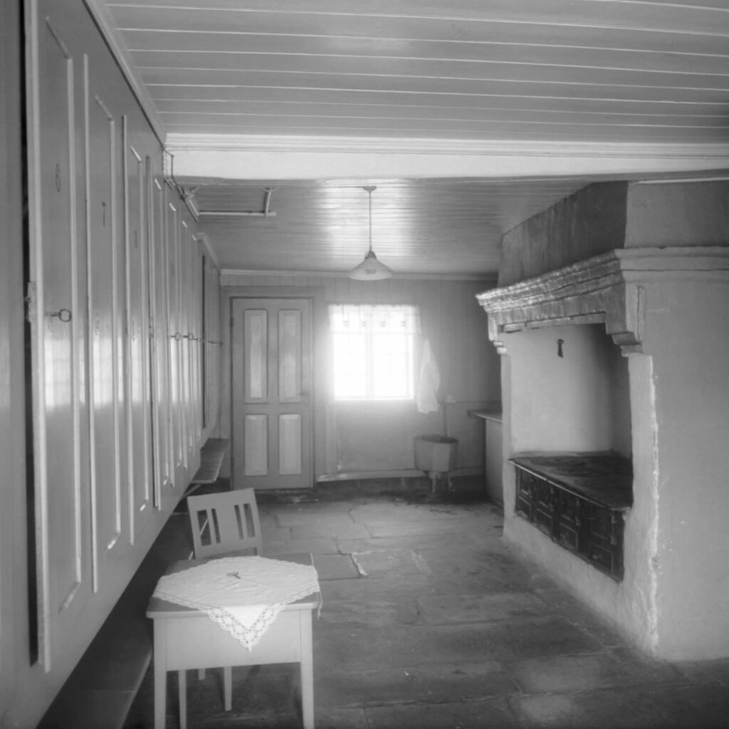 The smaller kitchen in the 1930s. Photo: Olav Espevoll © University Museum of Bergen. CC BY-SA 4.0