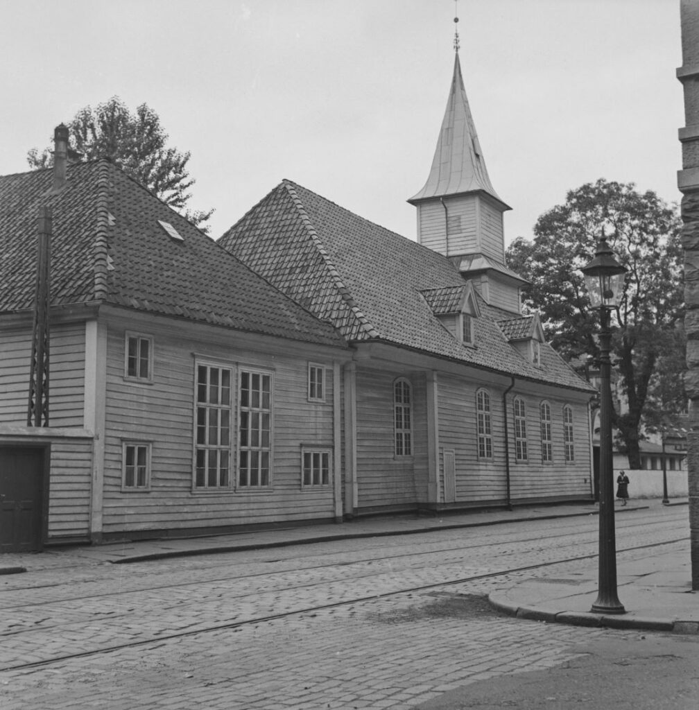 Main building and church. Photo: Gustav Brosing. University of Bergen Library.